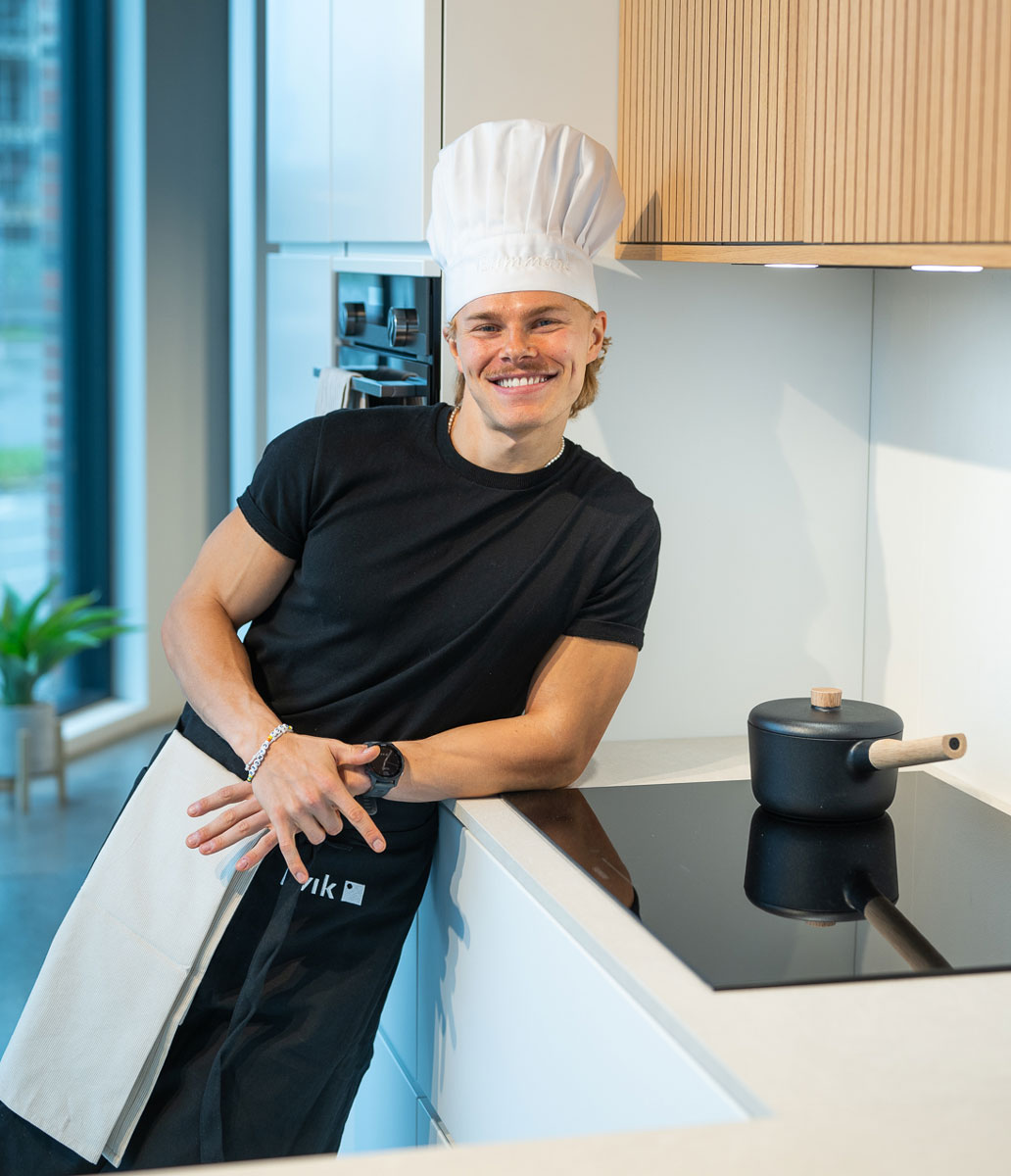 Treneren poserer på kjøkkenet.